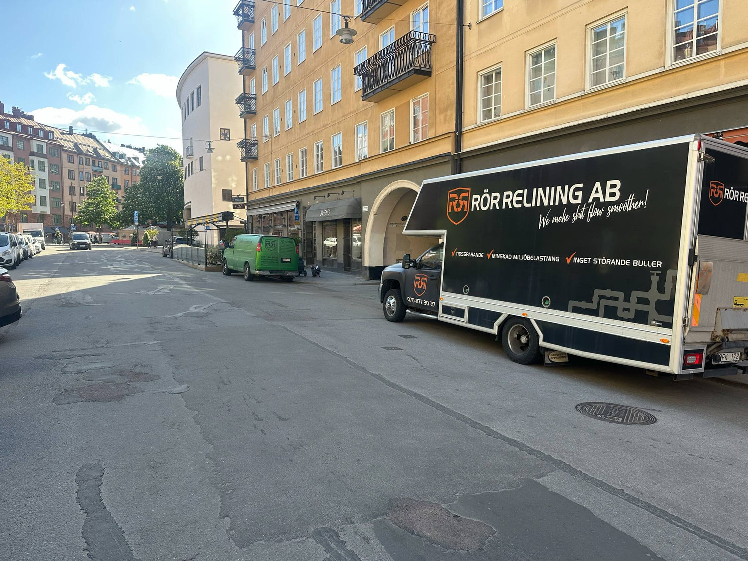 RRsyds spolbil och relining bil utanför en brf i stockholm