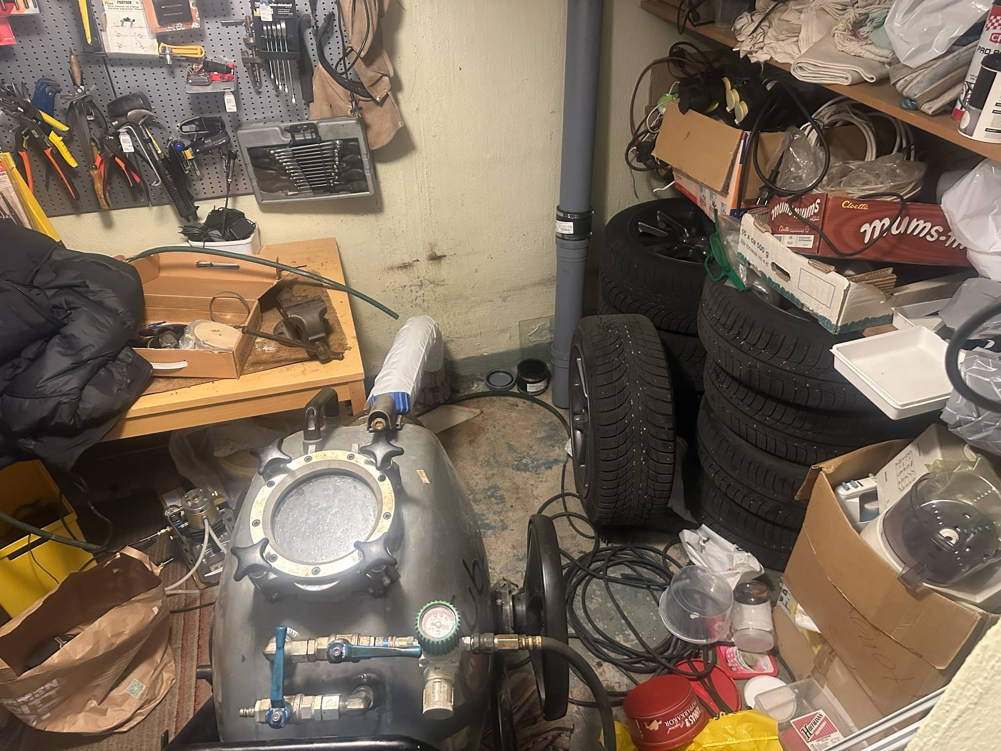 Pågående relining utav en köks stam i ett garage i en fastighet i skärblacka 