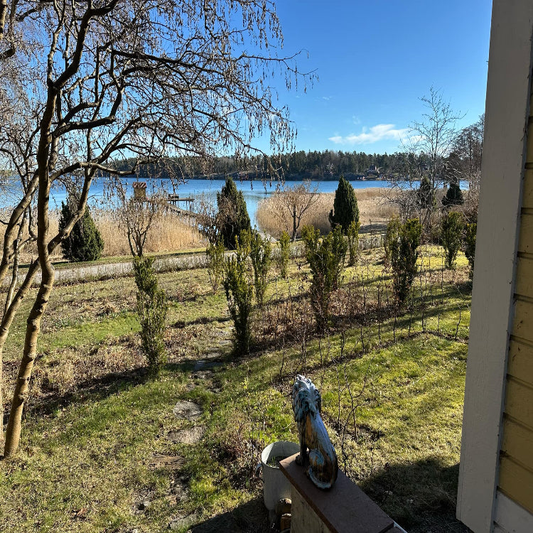 Vacker utsikt över vattnet i Nynäshamn där RR Syd utför avloppsinspektion. Professionell service i naturskönt läge med fokus på miljövänliga lösningar.