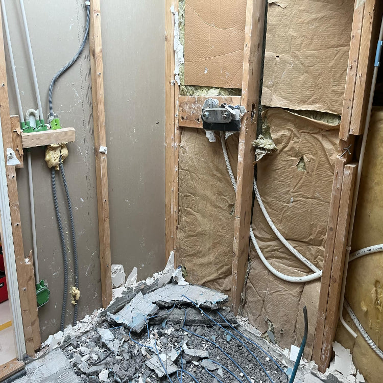 Pågående badrumsrenovering i Bromma där RR Syd förbereder för nya rörinstallationer. Bilden visar rivningsarbete och exponerade väggar för kommande rördragning.