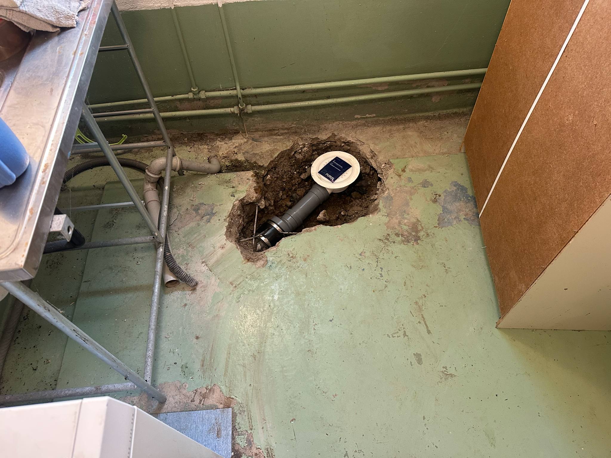 Återställning av en golvbrunn efter utförd relining i en tvättstuga i Skärblacka
