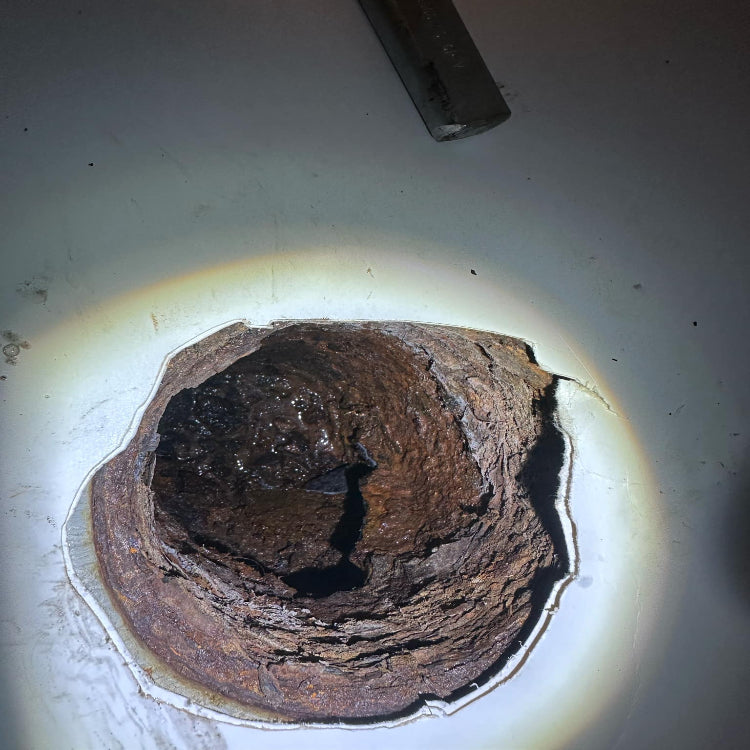 Allvarligt rostskadad golvbrunn i Södermalm före renovering. Kamerainspektion visar omfattande korrosion som kräver omgående åtgärd med relining.
