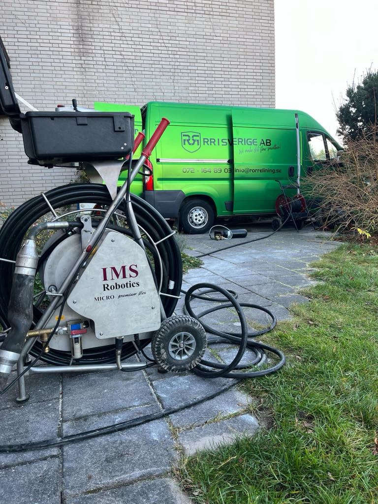 IMS Cutter och RR Syds servicebil på plats i Fårdala för avloppsinspektion och filmning