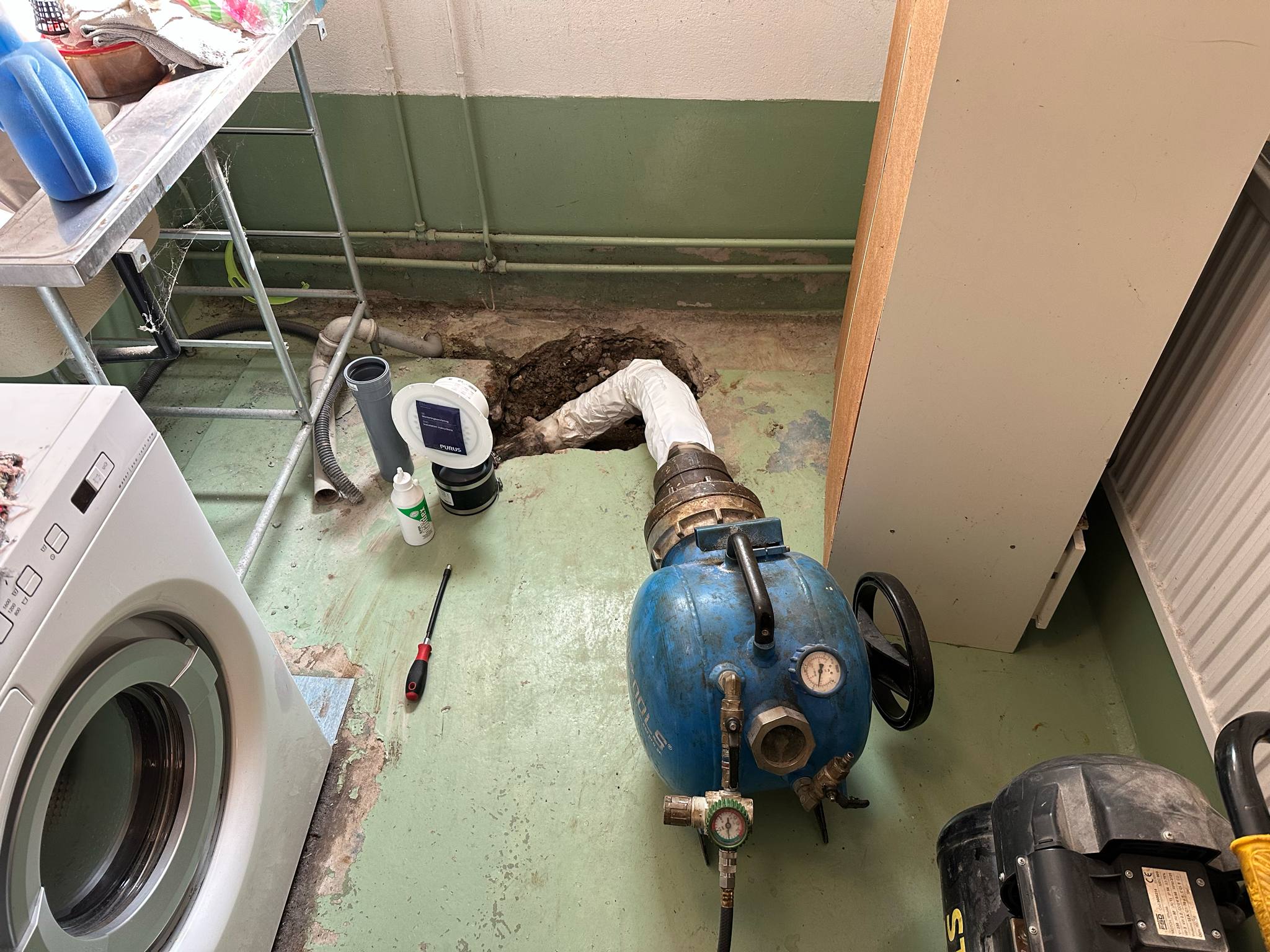Pågående relining i en tvättstuga i skärblacka