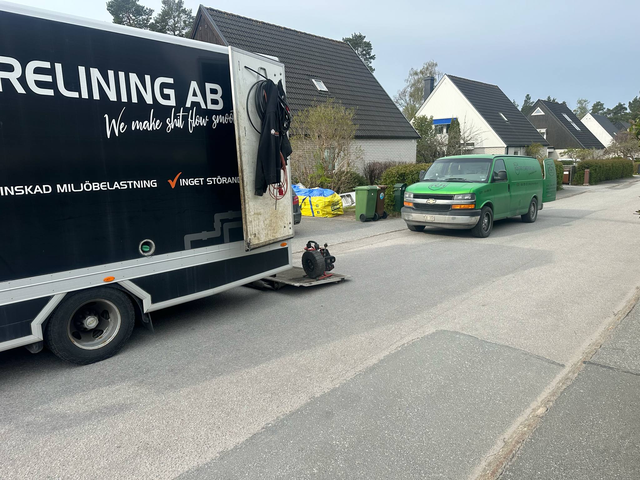 RRsyds reliningbus och spolbil på plats på lidingö 