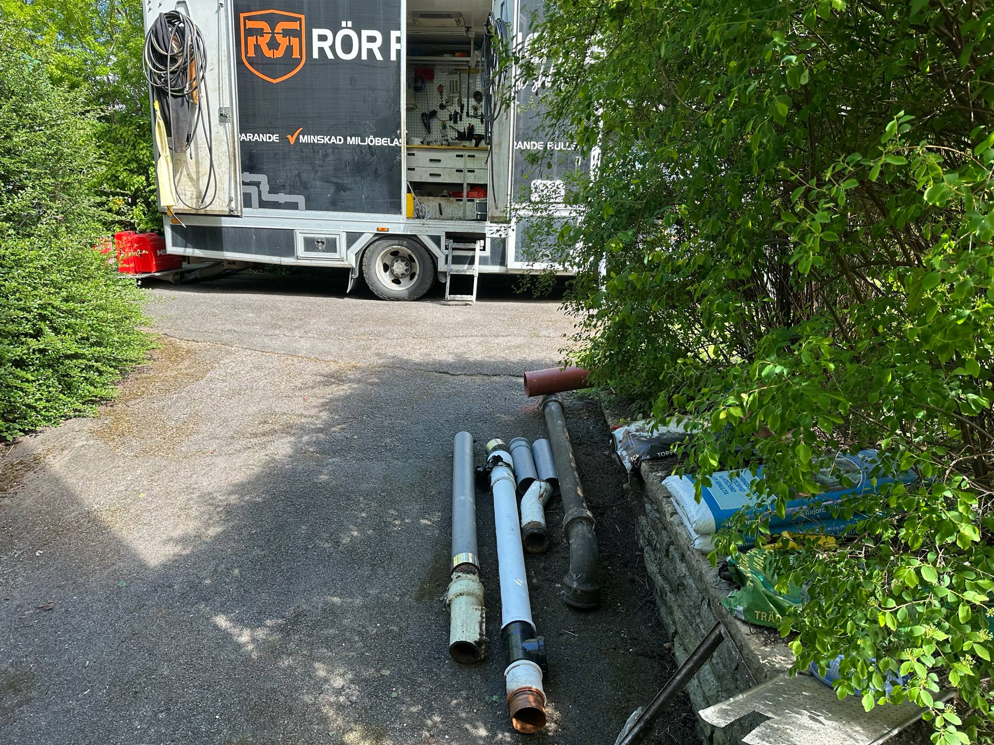 RRsyds relining buss utanför en fastighet i skärblacka