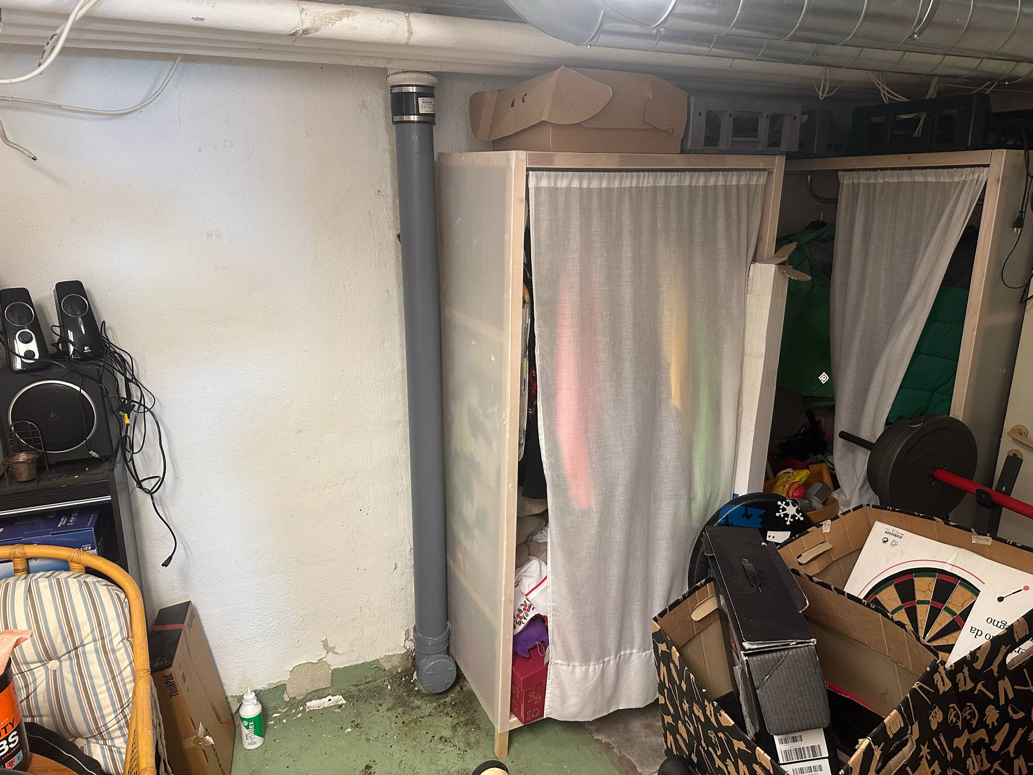 En ny plast stam efter relining i en källare i en fastighet i skärblacka