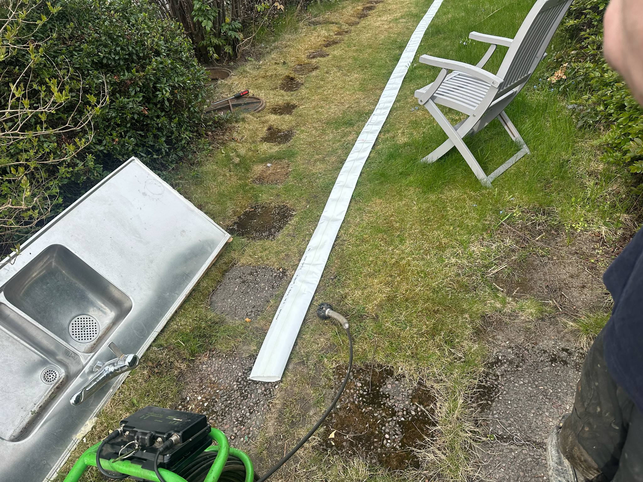 relining foder och kamera utanför en vila på lidingö