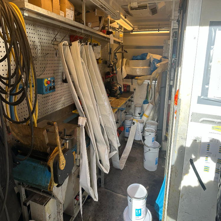 Professionell reliningsutrusning i RR Syds servicebil i Sundbyberg. Kompletta verktyg och material för avloppsrenovering med strumpinfodring