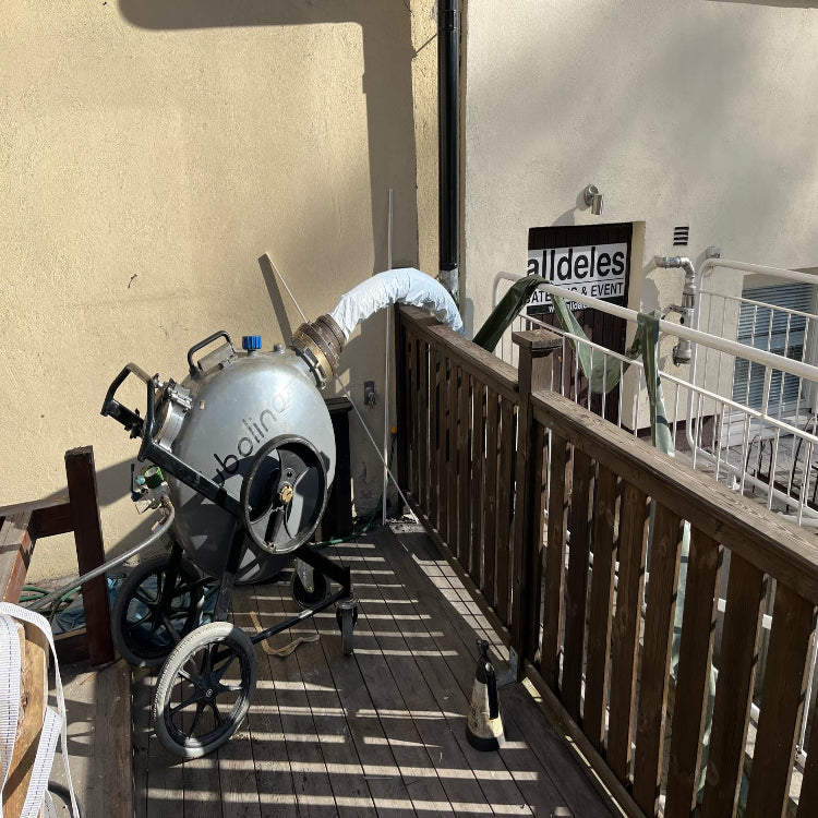 Professionell reliningmaskin på plats i Sundbyberg. RR Syd använder modern Tubolino-utrustning för säker avloppsrenovering.