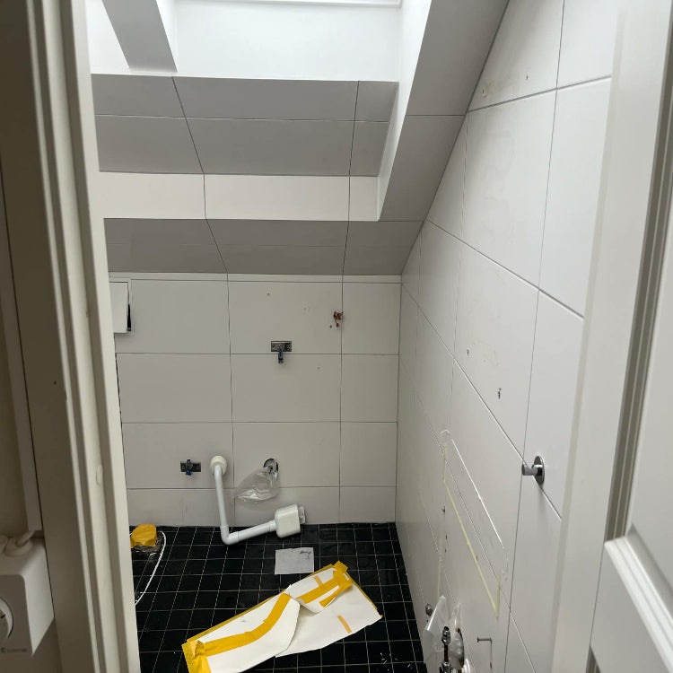 Rivningsarbete i badrum i Bromma. RR Syd förbereder för ny rördragning och installation efter demontering av gamla avloppsrör och vattenkopplingar.