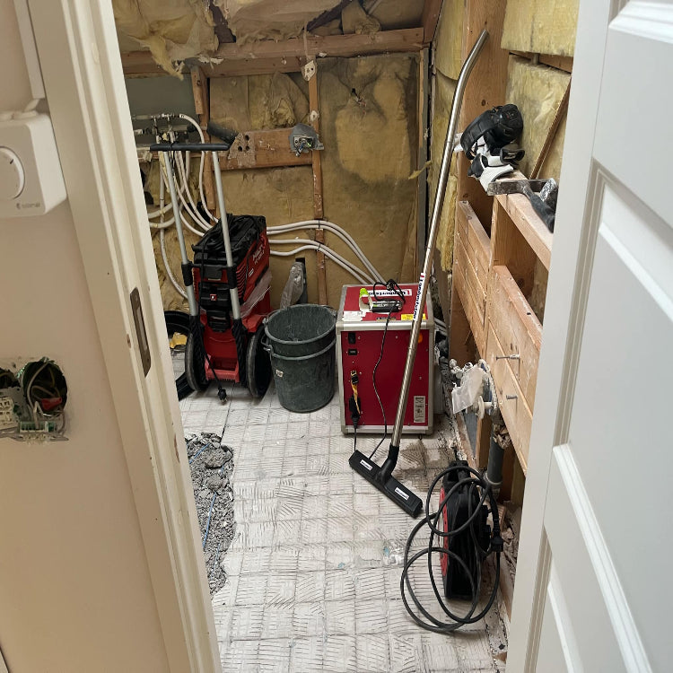 Professionell rivningsutrustning på plats i Bromma. RR Syd använder modern teknik för säker och effektiv badrumsrenovering med fokus på rörinstallationer.