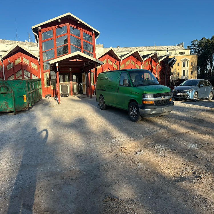 RR Syds servicebil på plats vid Frösunda för avloppskonsultation och felsökning. Professionell service med modern utrustning för effektiv problemlösning.