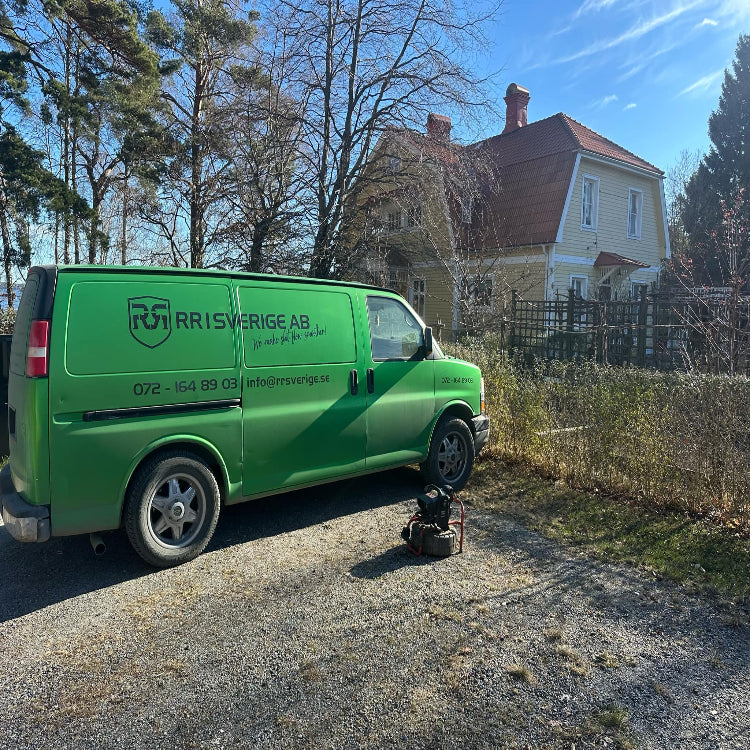 RR Syds gröna servicebil på plats i Nynäshamn för avloppsinspektion. Professionell utrustning för felsökning och avloppsrenovering.